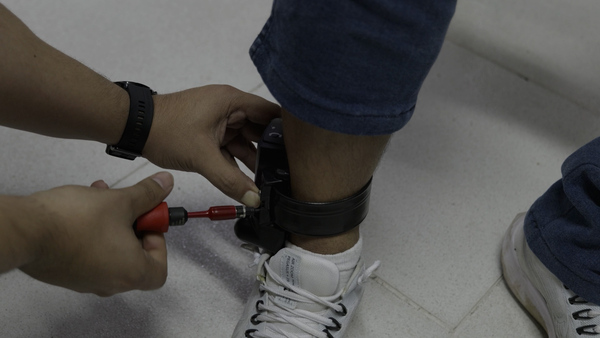 Ministerio de Justicia marca un hito con la colocación de la primera tobillera electrónica