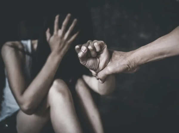 Mujer fue brutalmente golpeada por su expareja en plena vía pública