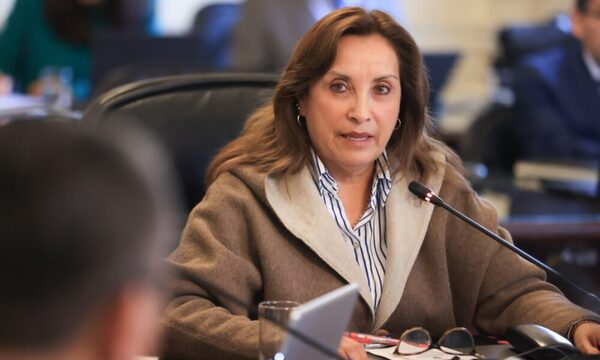 La presidenta de Perú acude a la Fiscalía para declarar por presunta dejación de funciones