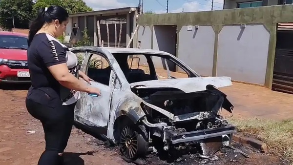 Mujer denuncia incendio intencional de su automóvil en Pedro Juan Caballero