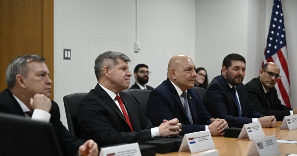 Agentes de Inteligencia fueron grabados en un presunto apriete y complican a Benítez