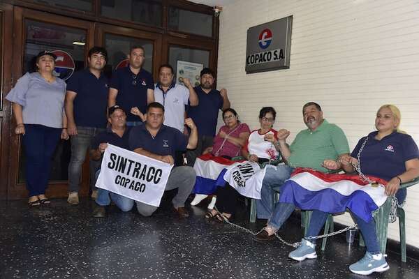 Funcionarios de Copaco se encadenan para exigir la renuncia de Óscar Stark - Economía - ABC Color