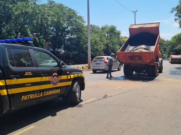 Tras quejas, reparan enorme bache en Ciudad del Este - ABC en el Este - ABC Color