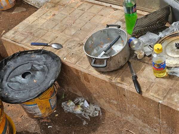Cementerio de la Recoleta: salta otra denuncia de comida, gusanos y basura en medio de tumbas - Nacionales - ABC Color