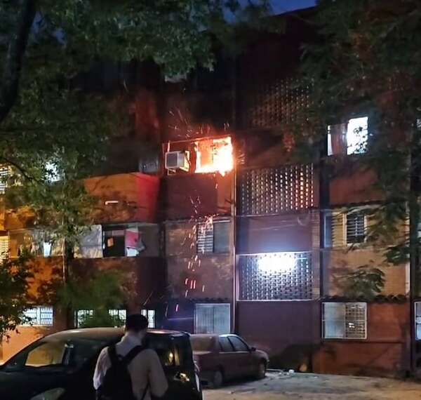 Un departamento se incendió en el barrio San Antonio - Policiales - ABC Color