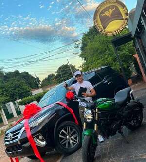 Funcionario “tiktoker” de Dinac alardea  viajes, vehículos y dinero en sus redes - Política - ABC Color
