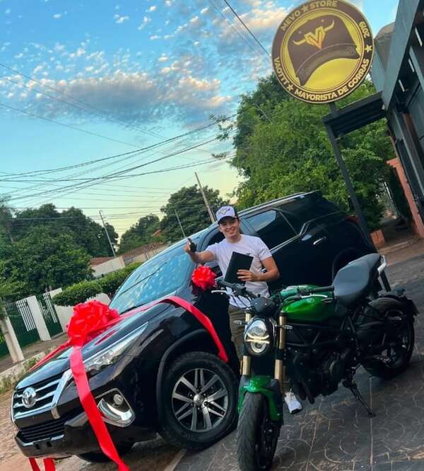 Funcionario “tiktoker” de Dinac alardea viajes, vehículos y dinero en sus redes - Política - ABC Color