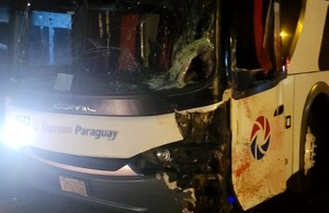 Colectivo chocó y mató a motociclista en Itapúa