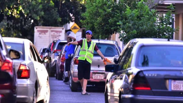 En San Bernardino, cuidacoches cobran G. 100 mil: "La policía mira y nada hace", denuncian