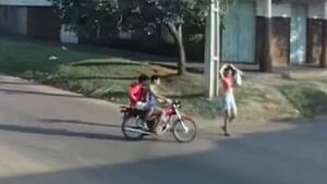 Video: Valiente mujer se enfrentó a motochorros y evitó que le roben