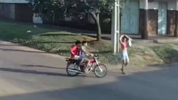 Video: Valiente mujer se enfrentó a motochorros y evitó que le roben