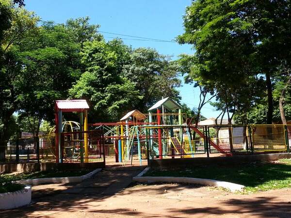 Padre y abuelo atrapan a acosador de adolescente en plaza de Ciudad del Este - ADN Digital