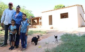Familia de Marina Cue construye su vivienda gracias al apoyo para vender su mandioca