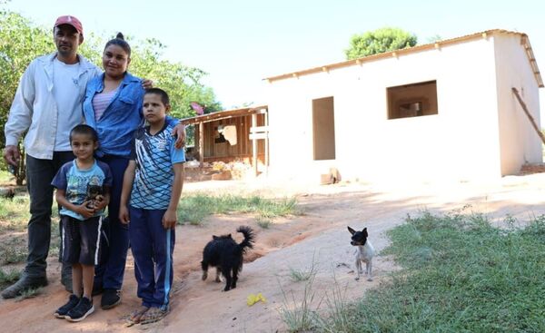 Familia de Marina Cue construye su vivienda gracias al apoyo para vender su mandioca