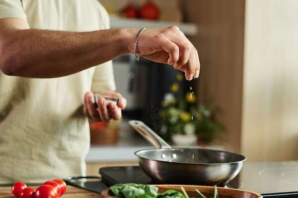 En qué momento es mejor echarle la sal a los alimentos - Gastronomía - ABC Color