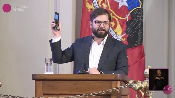 Presidente chileno critica la hiperconectividad: elige un teléfono sin WhatsApp