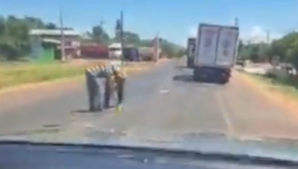Pobladores toman acción y reparan baches ante desidia del MOPC - SNT