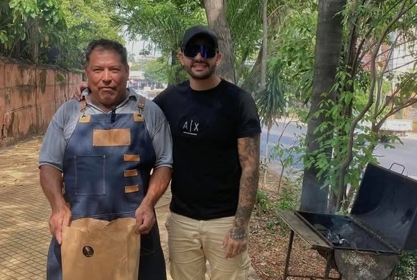 Albañil vetado de la Recoleta ahora vende asado sobre Mcal. López