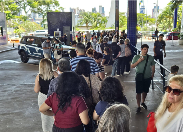 Largas filas en la frontera: paraguayos enfrentan dificultades para cruzar al Brasil - La Clave