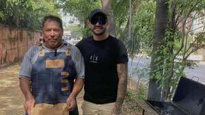 Albañil escrachado ya no puede trabajar en la Recoleta y ahora vende asado en la vereda