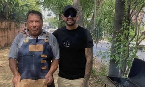 Albañil escrachado ya no puede trabajar en la Recoleta y ahora vende asado en la vereda – Prensa 5