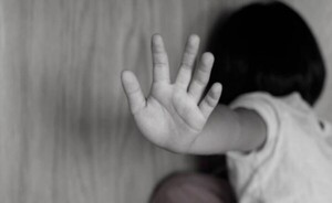 Imputan a madre y a padrastro de una niña de cuatro años abusada