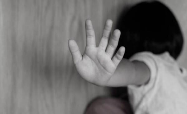 Imputan a madre y a padrastro de una niña de cuatro años abusada