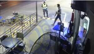 Asalto: Policía sin arma es viral en redes •