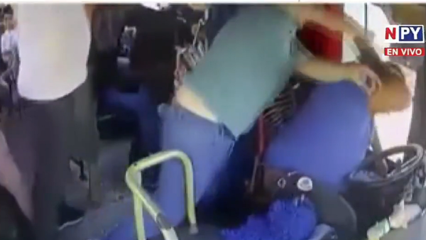 Video: Automovilista y chofer de bus se agarran a los golpes en San Lorenzo