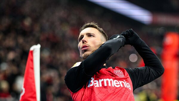 Bayer Leverkusen gana con lo justo y presiona al Bayern