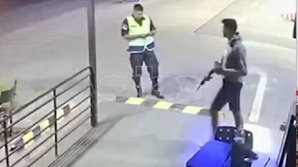 Video: policía “exprés” es intimidado por asaltante en una estación de servicio en la ruta Luque San Bernardino - Policiales - ABC Color