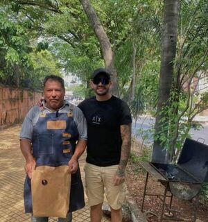 Albañil escrachado ahora vende asado frente al Cementerio