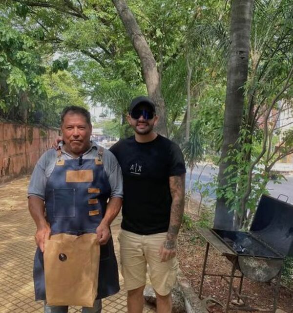Albañil escrachado ahora vende asado frente al Cementerio