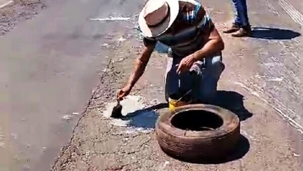 San Pedro: Ante dejadez del MOPC tapan peligrosos baches en la ruta