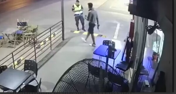 ¿Se asustó o no estaba armado? Asaltante perpetra robo en las narices de un policía - 1000 Noticias