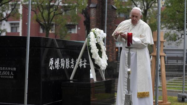 El papa: Somos "cómplices" cuando compramos productos que emplean mano de obra infantil