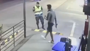 Policía inmóvil ante asaltante es investigado: ¿Por qué no actuó?