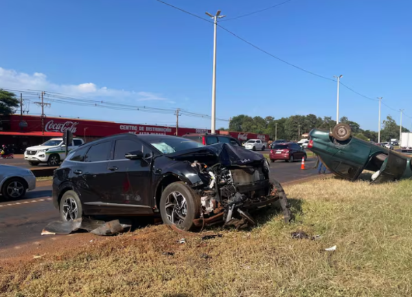 Aparatoso accidente deja dos heridos en Ciudad del Este