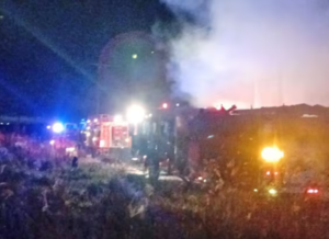 Incendio destruye depósito de máquinas y telas en Minga guazú