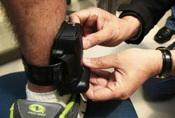 Beneficiado con tobillera electrónica irá a la cacerolita por amedrentar a su víctima
