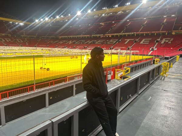 Versus / Diego León: "Me sorprendió todo de Manchester, parece que estás en una película"