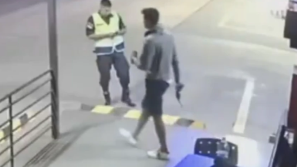 “Pudo haber muerto él y otras personas”, experto en seguridad sobre policía que no actuó ante asalto