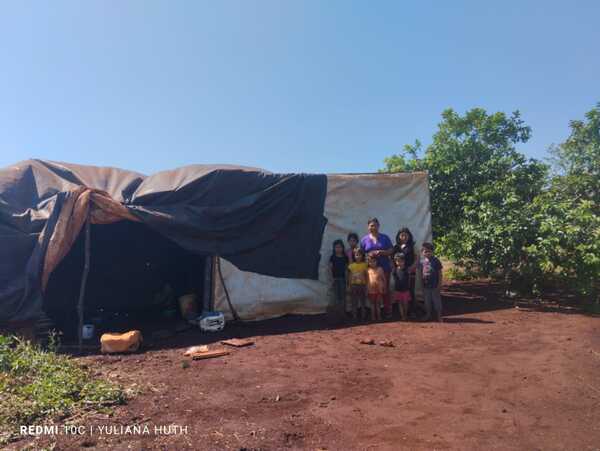 Familia vive en condiciones extremas bajo una carpa en Yacuy Guazú