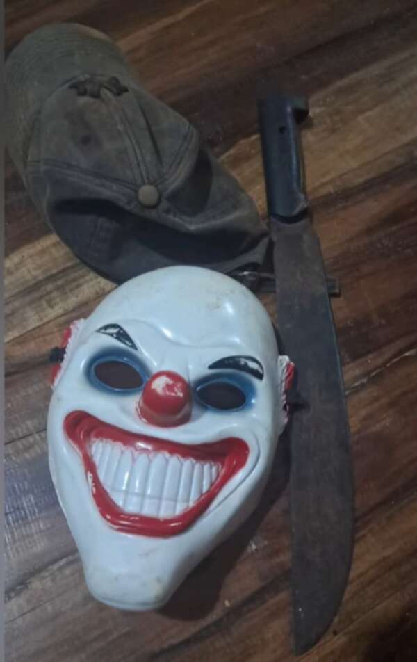 Detienen a menor que robaba con machete en mano y una máscara de payaso - Nacionales - ABC Color