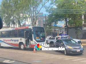Conductor de ómnibus sup. chocó por un automóvil, no detuvo la marcha y fue alertado a bocinazos
