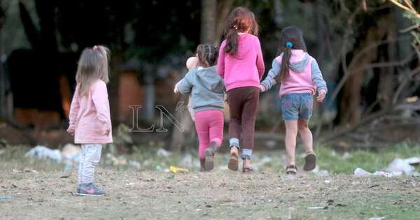 La Nación / Menores huérfanos por feminicidio quedan con familiares y reciben ayuda, recuerdan