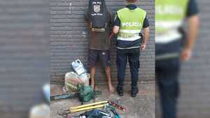 Sorprendieron a un joven hurtando en un local en Capitán Miranda