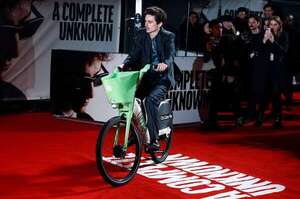 Timothée Chalamet llegó en bicicleta al estreno de “A Complete Unknown” en Londres - Gente - ABC Color