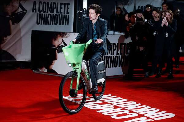 Timothée Chalamet llegó en bicicleta al estreno de “A Complete Unknown” en Londres - Gente - ABC Color