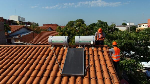 Itaipú impulsa el uso de energías renovables en el Barrio San Francisco con termocalefones solares - ADN Digital